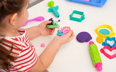 3d claying - niña enseñando caracoles