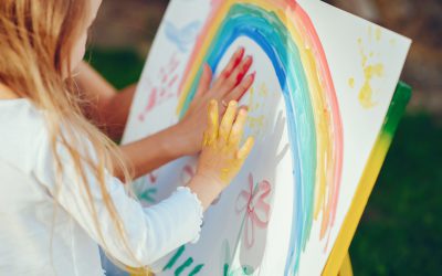 art and craft - niña dibujando un arcoiris