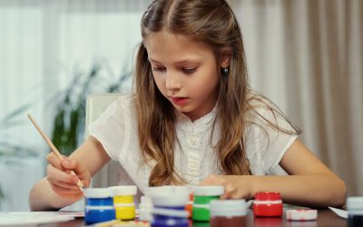 art and craft - niña pintando