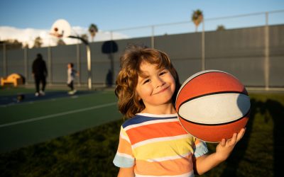 basket - niño sonriente con el balón