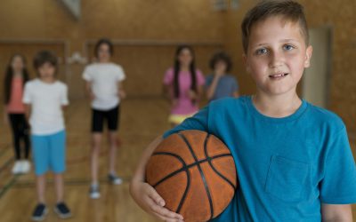 basket - niño sujetando el balón