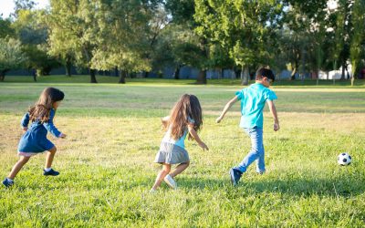 futbito - niños tras pelota