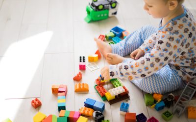 microblocks - niño construyendo