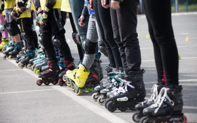 patinaje - fila de niños en patines